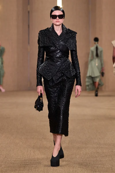 Look 10